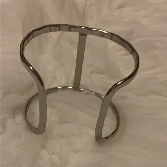Beautiful Cuff, Color silver. - Picture 2 of 4
